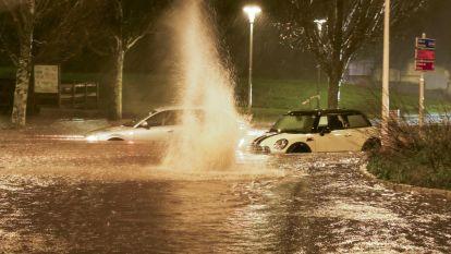 La lluvia ha dejado balsas de agua a primera hora de la mañana en varios puntos de Santiago de Compostela debido al fuerte temporal @ EFE (Xoán Rey) (1)