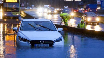La lluvia ha dejado balsas de agua a primera hora de la mañana en varios puntos de Santiago de Compostela debido al fuerte temporal @ EFE (Xoán Rey) (4)