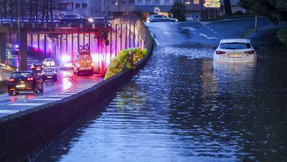 La lluvia ha dejado balsas de agua a primera hora de la mañana en varios puntos de Santiago de Compostela debido al fuerte temporal @ EFE (Xoán Rey) (2)