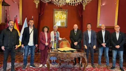 El Nobel de Física en 2017, Kip Thorne, protagonizó una visita a los miembros de la Corporación municipal (1)