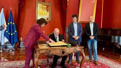 El Nobel de Física en 2017, Kip Thorne, protagonizó una visita a los miembros de la Corporación municipal (2)