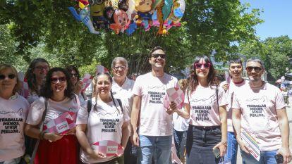 El secretario general del Movimiento Sumar Galicia, Paulo Carlos López, en la comida popular de las fiestas de la Ascensión con los miembros de su grupo político. EFE Xoán Rey