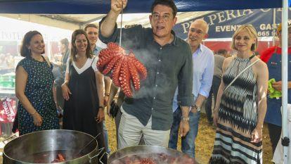 El secretario general del PSdeG, José Ramón Gómez Besteiro, en las fiestas de la Ascensión de Santiago de Compostela este jueves antes de comer con los miembros de su partido. EFE Xoán Rey