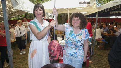 La líder del BNG Ana Pontón y la alcaldesa de Santiago, Goretti Sanmartin, también del BNG, participan en la tradicional comida con motivo de la Fiestas de la Ascensión. EFE Xurxo Martínez