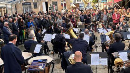 A veciñanza escoitando o concerto das dúas bandas municipais
