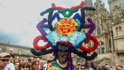 Una representación de distintos personajes de los carnavales tradicionales gallegos desfila por Santiago @ Xoán Rey (EFE) (4)