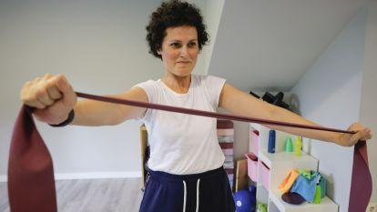 Unas pacientes de cáncer hacen ejercicio en la sede de Abeiratúa @Lavandeira (EFE) (2)