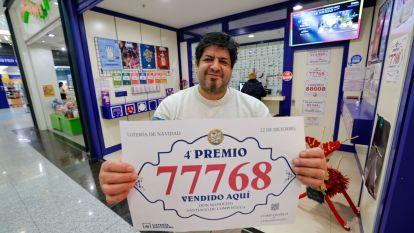 Manuel Blanco, propietario de la administración de Don Manolito de Santiago de Compostela, celebra tras haber vendido décimos del 77.768, uno de los cuartos premios de la Lotería de Navidad