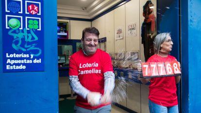 Los dueños de la administración de Camelias 110 en Vigo, celebran el Tercer Premio @EFE Salvador Sas