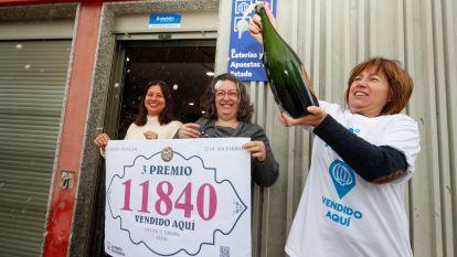Las propietarias de un estanco de Lugo celebran la venta del tercer premio de la Lotería de Navidad @EFE Eliseo Trigo