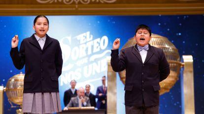 Piero Rai Chávez y Alisce Ríos muestran el número 72480, el Gordo de Navidad @EFE Javier Lizon