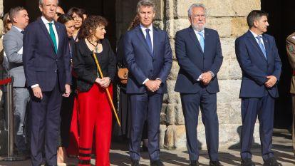 Alfonso Rueda ,, Goretti Sanmartín, Alberto Núñez Feijoo,Miguel Santalices y , Pedro Blanco, durante la ofrenda al Apóstol