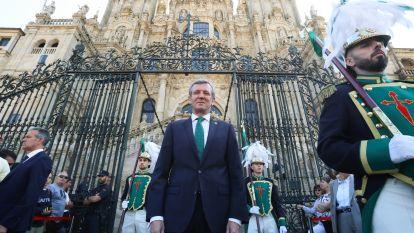 El presidente de la Xunta, Alfonso Rueda, ejerce de delegado regio en la ofrenda al Apóstol