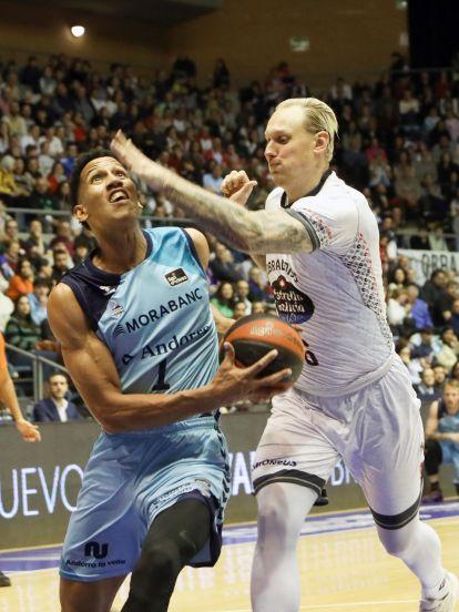 Janis Timma defiende el ataque del jugador del Andorra Tyson Pérez @EFE Xoan Rey