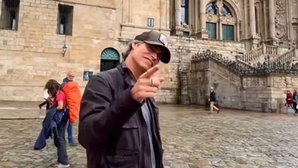 Carlos Baute promociona su nueva canción bailando en plena plaza del Obradoiro