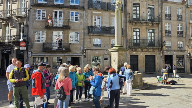 Turistas en la plaza de Cervantes, en el casco histórico de Compostela