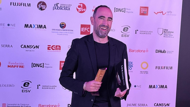 Roberto Ouro recogiendo el Lux de Fotografía 2025