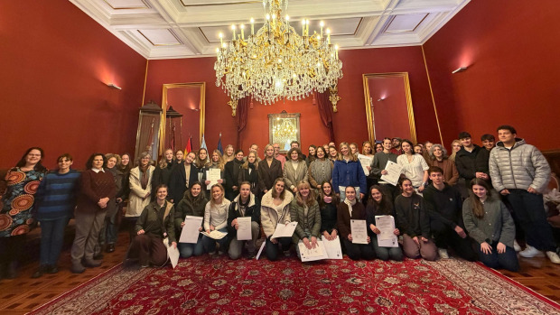 A alcaldesa de Santiago, Goretti Sanmartín, xunto a representantes da Corporación municipal, durante a recepción a estudantes procedentes de Noruega no Salón Vermello do Pazo de Raxoi