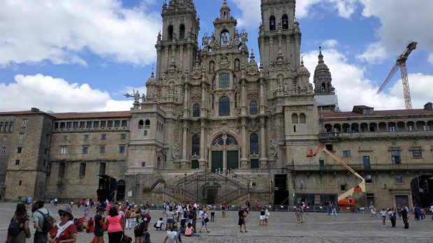 El Gobierno local vincula la evolución reciente del turismo en Santiago a la oferta de conexiones aéreas y anuncia contactos con compañías para ampliar rutas a partir de mayo