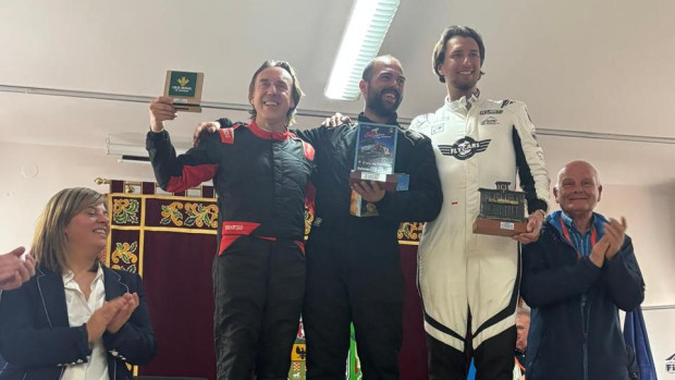 Luis Penido celebra su segunda posición en la subida Internacional al Fito del Europeo FIA