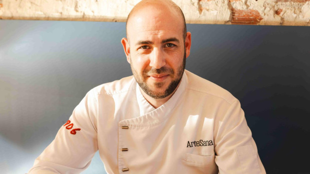 Rodrigo Seoane regresou a Galicia tras catorce anos en hoteis de cinco estrelas nas Baleares e actualmente é o xefe de cociña de Artesana Gastrobar