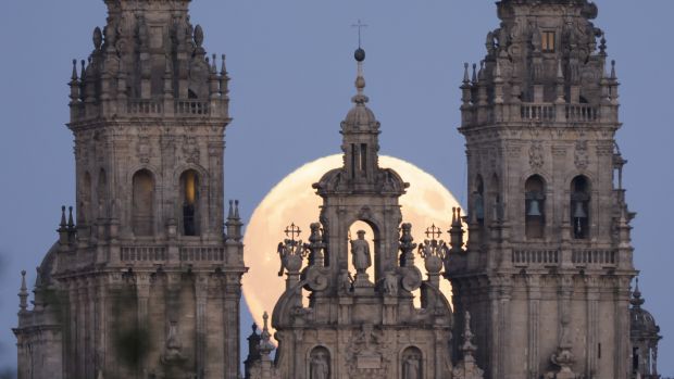 Luna llena sobre la catedral de Santiago (2)