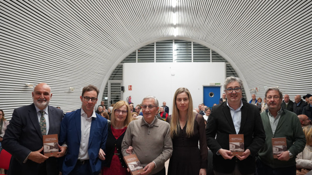 Foto de familia dos representantes das entidades implicadas na creación da obra