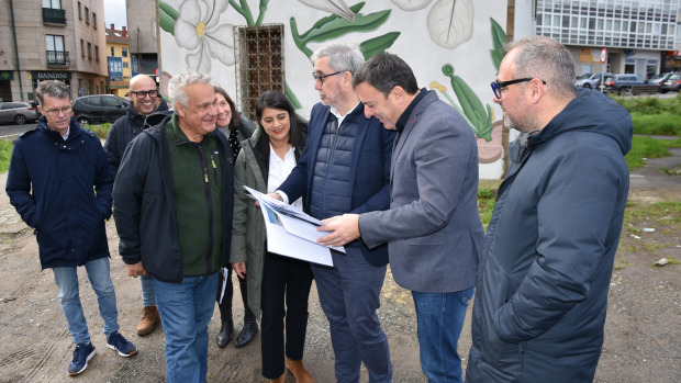 González Formoso y el alcalde de Ames, Blas García, en la Casa de Barbazán, donde se ubicará el futuro Mercado Municipal de Ames