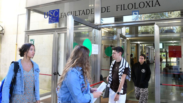 Estudiantes a las puertas de la Facultad de Filología de la USC