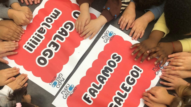 Alumnado de centros públicos de Ames participando en actividades de Modo Galego, actívao!