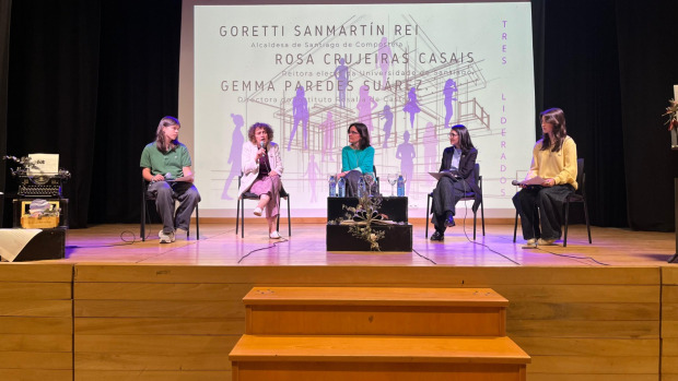 Participantes na mesa redonda sobre o teito de cristal celebrada no IES Rosalía de Castro con motivo do 8M