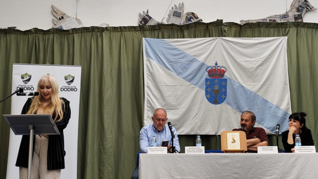 A autora na palestra recolle o premio da obra gañadora, elexida entre 42 candidaturas