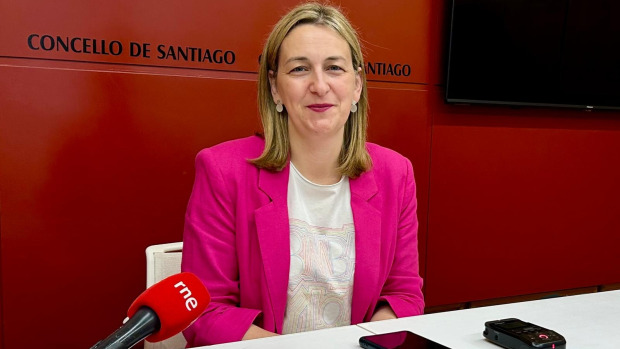 La portavoz del gobierno local, Míriam Louzao, informó de la aprobación de la licitación de las obras de mejora del estadio Verónica Boquete y de la renovación de la red de abastecimiento en la Rúa da Mira