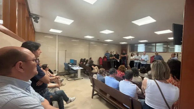 Asamblea de trabajadores de los juzgados de Santiago celebrada este jueves