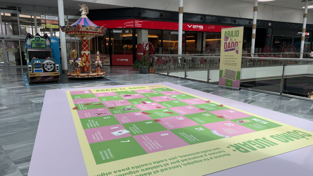 El juego ya colocado en el suelo del centro comercial