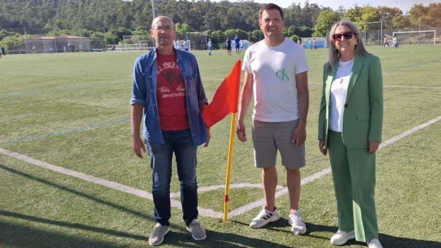 Gonzalo Muíños e Mila Castro xunto ao presidente da SD Villestro, Marcos Conde