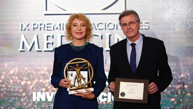 Mabel Loza e José Luis Labandeira, codirectores do CiMUS da USC, durante a recollida do Premio Nacional de Medicina Século XXI en Madrid