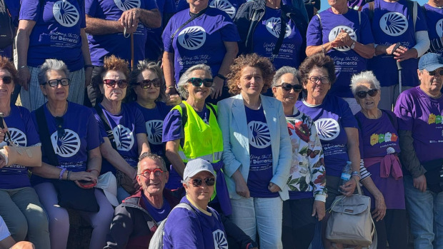 La caminata solidaria 'Talk for Dementia 2026', impulsada por Agadea, reunió este jueves en Santiago a personas afectadas, familiares, cuidadores y profesionales