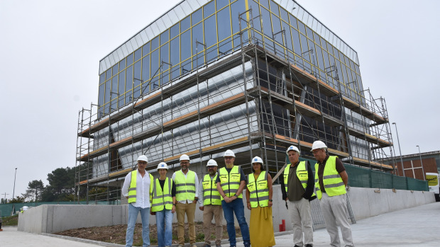 O alcalde de Ames, Blas García, e membros do goberno local visitaron as obras do Centro Multifuncional do Milladoiro