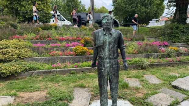 La estatua de Moncho Reboiras ha sido objeto de un nuevo acto vandálico, una acción que el gobierno local ha condenado y ante la que ha pedido respeto por el patrimonio público