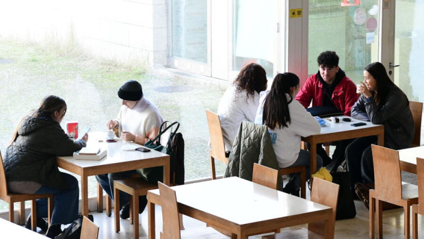 estudiantes-cafeteria-de-xornalismo-05