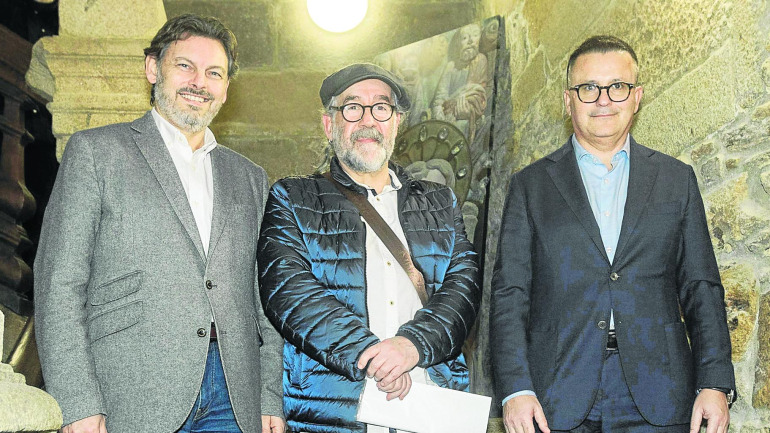 O secretario xeral da Emigración, Antonio Rodríguez Miranda; o fundador de Luar na Lubre, Bieito Romero; e o  conselleiro de Emprego, Comercio e Emigración,  José González, onte en Santiago de Compostela, na presentación da iniciativa 