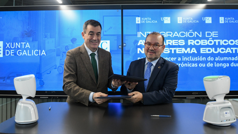 El conselleiro de Educación, Román Rodríguez, y el rector de la USC, Antonio López, durante la firma del convenio de colaboración