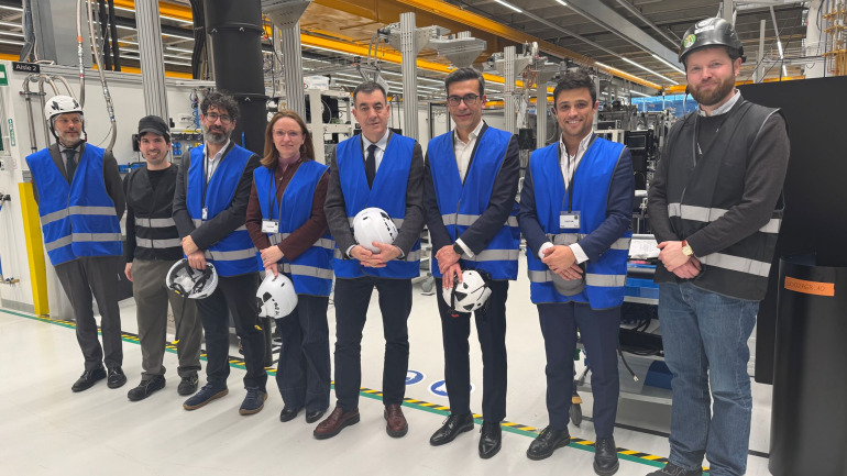 El conselleiro de Educación, Ciencia, Universidades e Formación Profesional, Román Rodríguez, durante la visita a la empresa IQM Quantum Computers en Helsinki