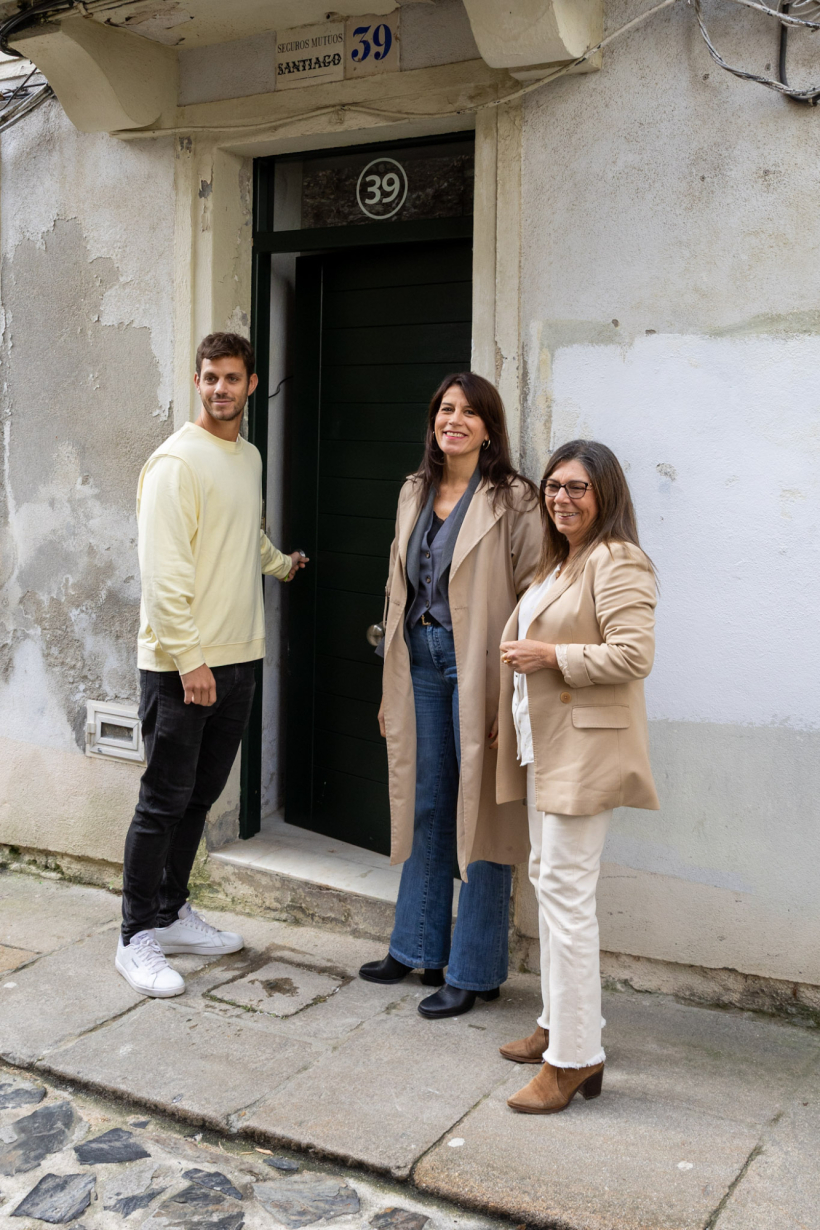 En el caso de Santiago, Álvaro, un joven beneficiario de esta línea, recibió una aportación de 12.800 euros para adquirir su vivienda en el casco antiguo