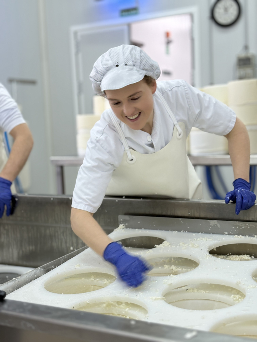 Cuidado diario y manos expertas que guían la maduración de cada queso