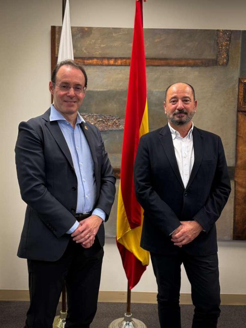 El director de Turismo de Galicia, Xosé Merelles, mantuvo ayer reuniones con el director de la Oficina Española de Turismo (OET) en esta ciudad estadounidense, Magí Castelltort