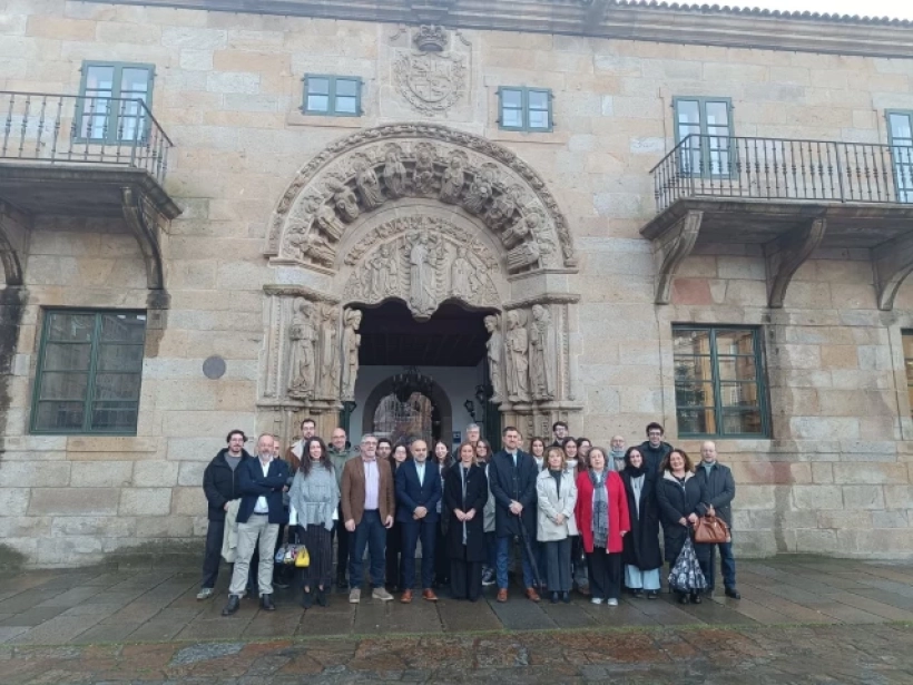 Maite Flores, acompañada por miembros de su futuro equipo, durante el acto simbólico de presentación de su candidatura a rectora de la USC frente al Colegio de San Xerome