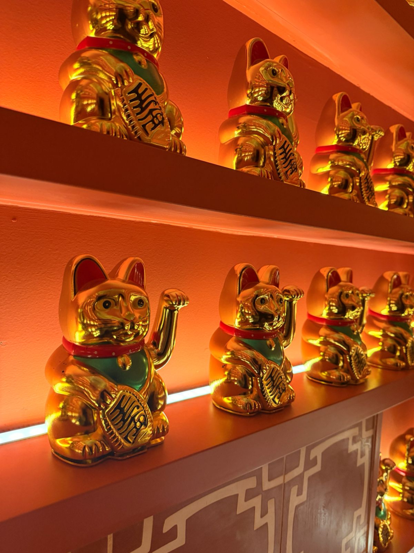 Los icónicos Maneki-neko que siguen recibiendo a los clientes en los baños del local