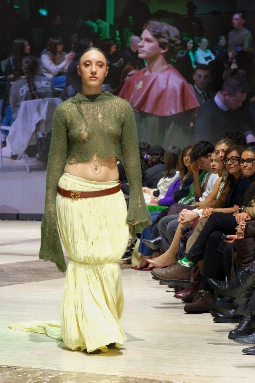 Uno de los estilismos de la colección ‘Esmorecen’, con la que Lidia García ganó el Premio Despunte 2026 al mejor trabajo fin de estudios del Grado en Diseño de Moda